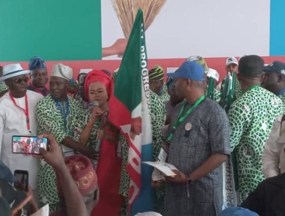 035b99a2-e07a-4bd2-bb89-63deff2d285d-800x445 Lagos APC Flags Off Campaign, Presents Flags to Chairmanship Candidates Ahead of July 12 LG Polls